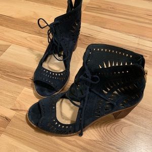 Vince Camuto Tarita Shoes. Navy. Size 7.